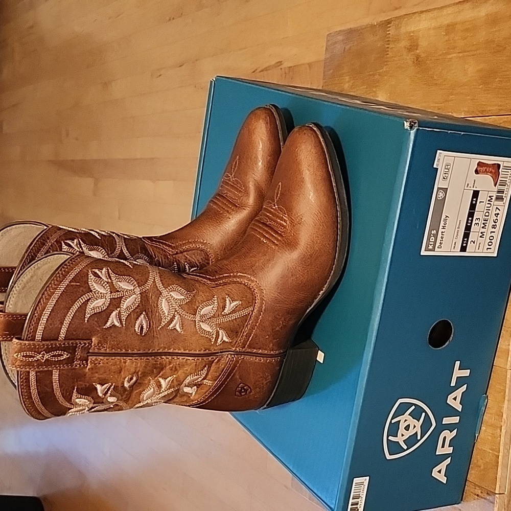 EUC ARIAT girls cowboy boots. Size 2M desert holly
